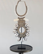 Schelpenketting Tijgerschelp Op Standaard