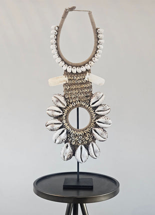 Schelpenketting Tijgerschelp Op Standaard