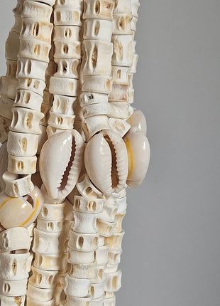 Close-up van schelpenketting wit - handgemaakte afwerking
