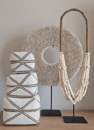 Schelpenketting wit gepresenteerd op dressoir