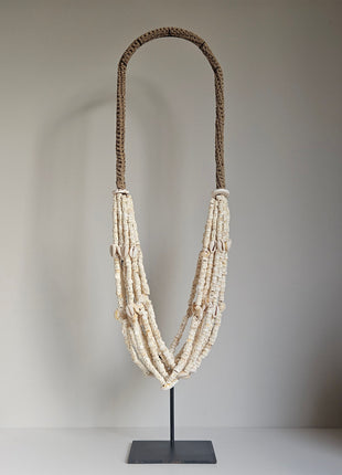 Schelpenketting wit op standaard hoogte 65 cm