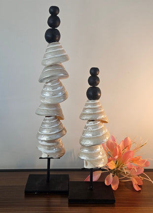 Ornament schelpentoren pearl naturel L op zwarte metalen standaard met gestapelde parelmoer schijfschelpen en drie zwarte houten bollen op een witte achtergrond