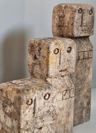 Close-up van abstracte stenen figuren beige met sculptuur afwerking
