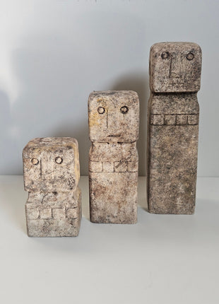 Set van drie abstracte stenen figuren beige in verschillende hoogtes 10 15 en 20 cm