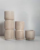 Set van 3 kandelaren ribbel beige keramiek met geribde textuur en matte afwerking
