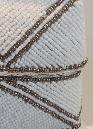 Close-up van opbergdozen wit goud kralen - handgemaakte afwerking