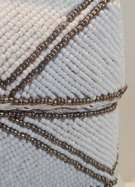 Close-up van opbergdozen wit goud kralen - handgemaakte afwerking
