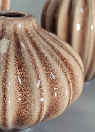 Close-up van vazen Amalie bruin aardewerk - handgemaakte afwerking en matte textuur