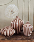 Set van 3 vazen Amalie bruin aardewerk met matte afwerking en een crème dandelion kunsttak op een houten ondergrond voor een lichtgrijze muur