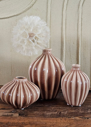 Set van 3 vazen Amalie bruin aardewerk met matte afwerking en een crème dandelion kunsttak op een houten ondergrond voor een lichtgrijze muur