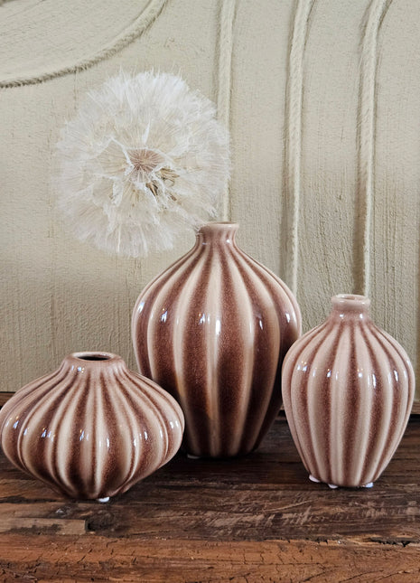 Set van 3 vazen Amalie bruin aardewerk met matte afwerking en een crème dandelion kunsttak op een houten ondergrond voor een lichtgrijze muur