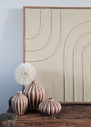 Set van 3 vazen Amalie bruin aardewerk met matte afwerking op een houten ondergrond voor een schilderij aan