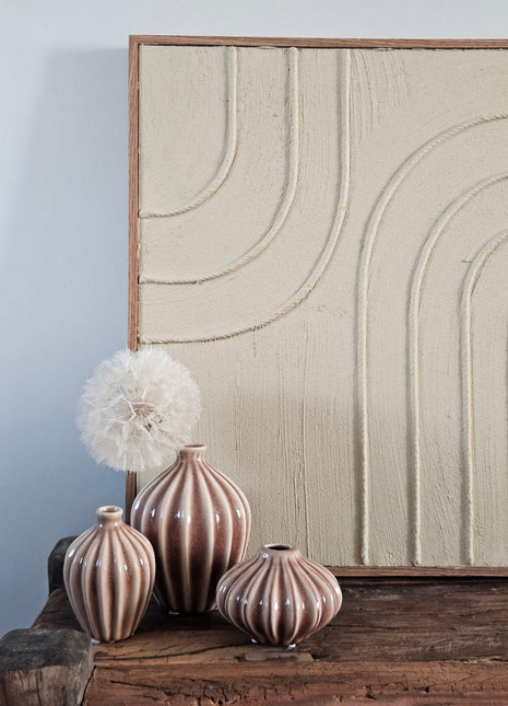 Set van 3 vazen Amalie bruin aardewerk met matte afwerking op een houten ondergrond voor een schilderij aan