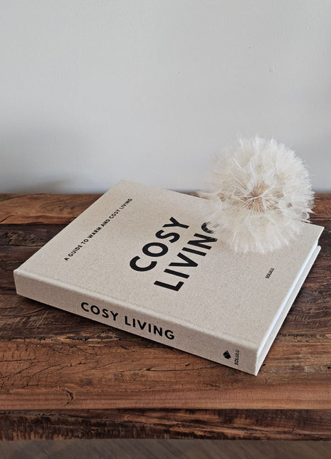 Solulu Opbergboek Cosy Living S op een styling oppervlak met woonaccessoires