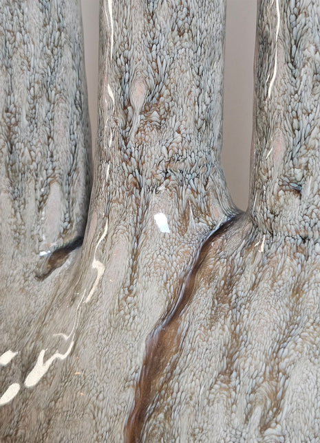 Close-up van vaas Inga Jahra groen aardewerk - matte afwerking en natuurlijke textuur