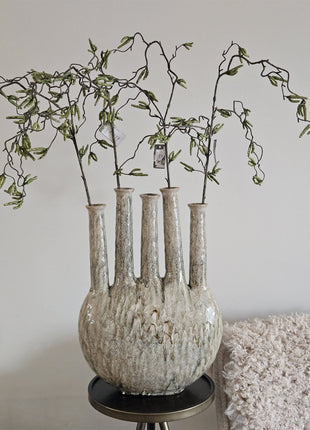 Tulpen Vaas Inga Jahra groen aardewerk met ovale vorm en matte afwerking hoogte 47 cm getoond in een interieur.