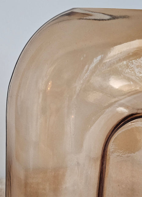 Close-up van vaas amber bruin glas - warme gloed en transparante afwerking