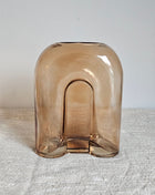 Vaas amber bruin glas met organische vorm en warme tinten hoogte 20 cm