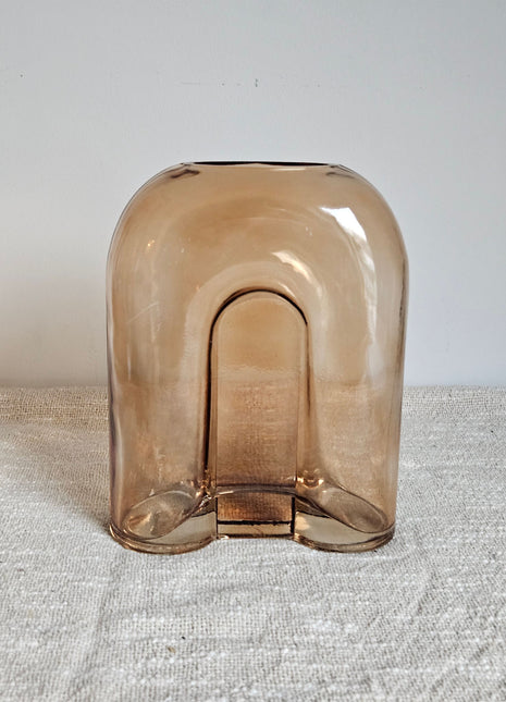 Vaas amber bruin glas met organische vorm en warme tinten hoogte 20 cm