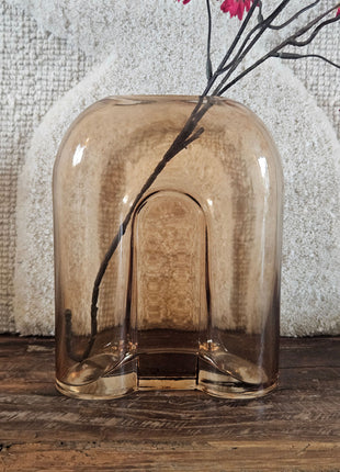 Vaas amber bruin glas H 20 cm met organische golvende vorm op een witte ondergrond