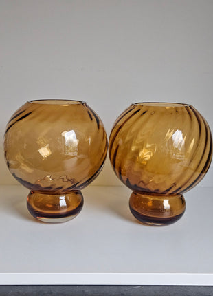 Close-up van vaas amber glas - ronde vorm en glanzende glasafwerking