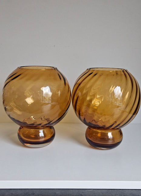 Close-up van vaas amber glas - ronde vorm en glanzende glasafwerking