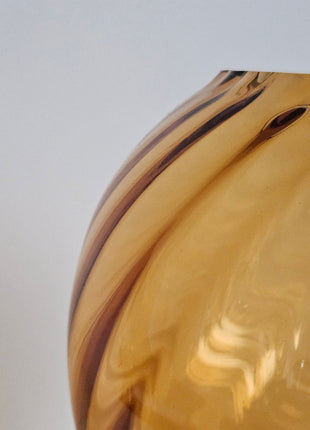 Close-up van vaas amber glas - warme gloed en transparante afwerking