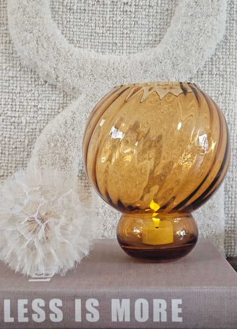Close-up van de bolle amberkleurige glazen vorm en gedraaide ribbels van een vaas amber glas Ø17 x H20 cm