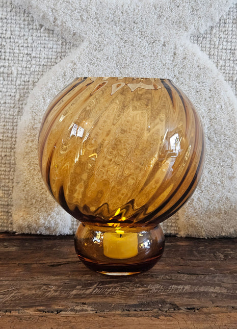 Vaas amber glas Ø17 x H20 cm met bolle vorm en gedraaide ribbels op een witte ondergrond