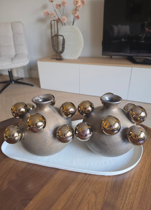 Vaas Bolivar brons S in een set met andere bronzen vazen op een houten dressoir