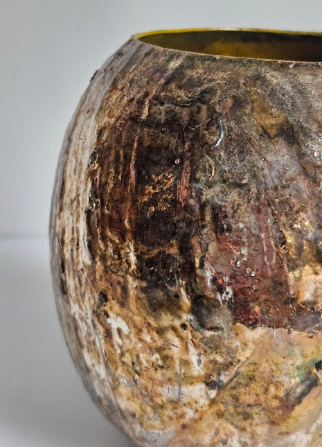 Close-up van vaas bolvaas goud metaal - glanzende afwerking en ronde opening