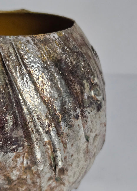 Close-up van vaas bolvaas goud metaal - glanzende afwerking en ronde opening