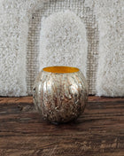 Bolvaas goud metaal S met ruwe gegraveerde buitenkant en goudkleurige binnenkant op een houten ondergrond voor een wit linnen wandpaneel
