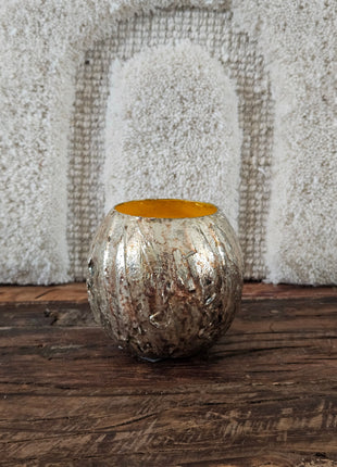 Bolvaas goud metaal S met ruwe gegraveerde buitenkant en goudkleurige binnenkant op een houten ondergrond voor een wit linnen wandpaneel