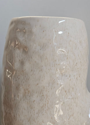 Close-up van vaas donut beige - matte afwerking en sculpturale vorm