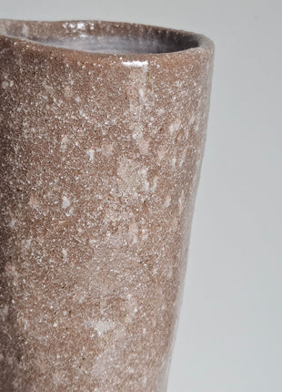 Close-up van vaas Looped roze beige - sculpturale lus-vorm en organische afwerking
