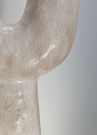 Close-up van vaas organisch U-vorm - sculpturale lijnen en organische vorm