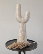 Vaas organisch U-vorm beige aardewerk met sculpturale vorm hoogte 36 cm