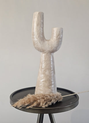 Vaas organisch U-vorm beige aardewerk met sculpturale vorm hoogte 36 cm