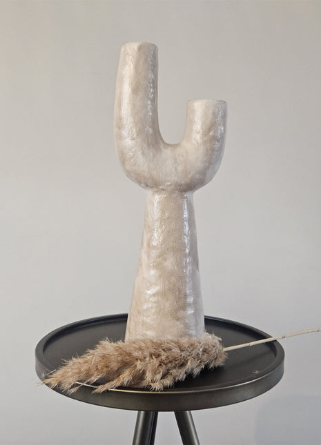 Vaas organisch U-vorm beige aardewerk met sculpturale vorm hoogte 36 cm