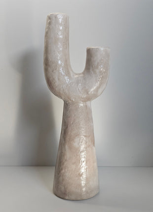 Vaas organisch U-vorm beige aardewerk met sculpturale vorm hoogte 36 cm