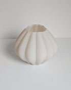 Vaas ribbeltextuur beige glas met geribde afwerking hoogte 11 x Ø 14 cm