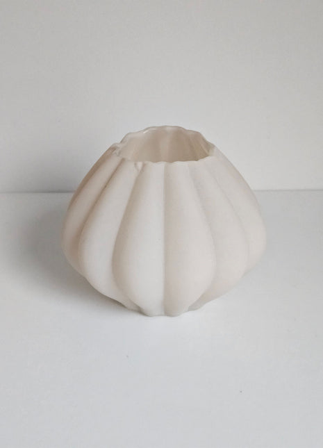 Vaas ribbeltextuur beige glas met geribde afwerking hoogte 11 x Ø 14 cm