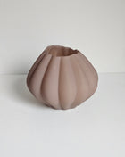 Vaas ribbeltextuur bruin glas met geribde afwerking hoogte 11 x Ø 14 cm