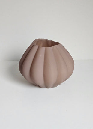 Vaas ribbeltextuur bruin glas met geribde afwerking hoogte 11 x Ø 14 cm