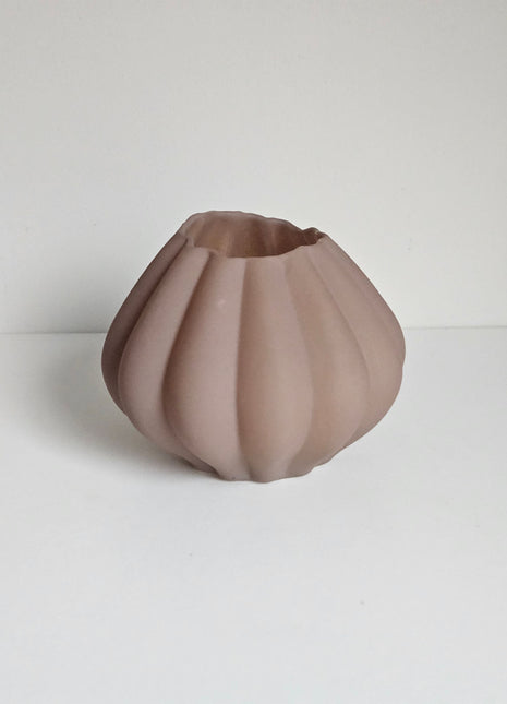 Vaas ribbeltextuur bruin glas met geribde afwerking hoogte 11 x Ø 14 cm