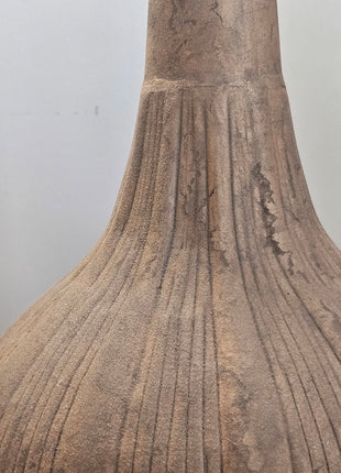 Close-up van vaas stone-look oker - organische vorm en matte afwerking