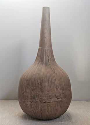 Vaas stone-look oker metaal met organische vorm en natuurlijke afwerking hoogte 35 cm