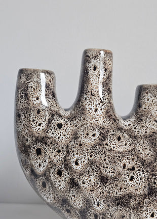 Close-up Vaas tulpenvaas speckled aardewerk met organische vorm en gespikkelde afwerking
