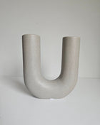 Vaas U vorm grijs aardewerk met sculpturale vorm hoogte 16 cm